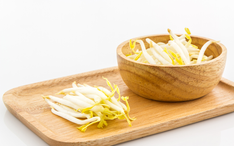 Giá đỗ luộc giúp cải thiện tiểu rắt, tiểu nhiều lần 