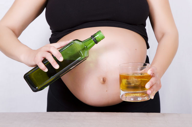 Một trong những điều kiêng kỵ trong 3 tháng đầu mang thai là không uống sử dụng chất kích thích