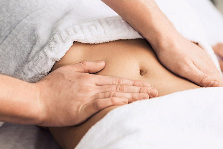 Massage vùng bụng dưới theo chiều kim đồng hồ sẽ kích thích tử cung co bóp 