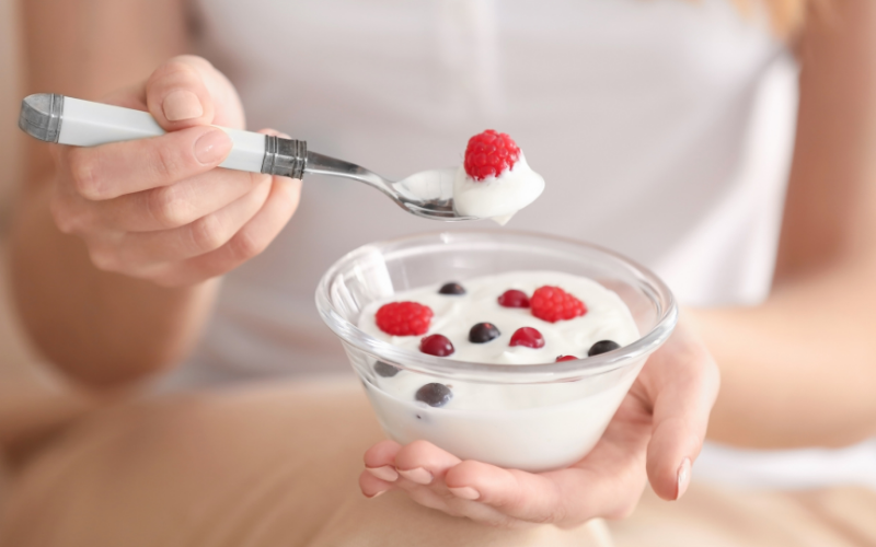 Phụ nữ sau sinh ăn sữa chua giúp lợi tiêu hóa, tăng tiết sữa, tăng đề kháng và giảm cân rất tốt