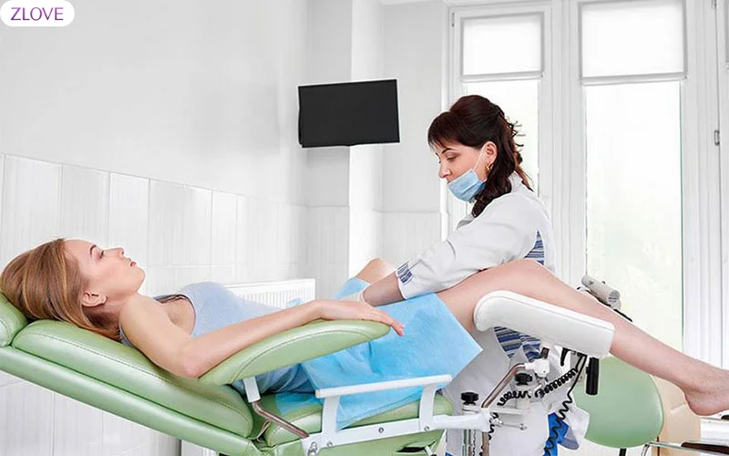 Thăm khám bác sĩ khi có dấu hiệu bị nấm âm đạo